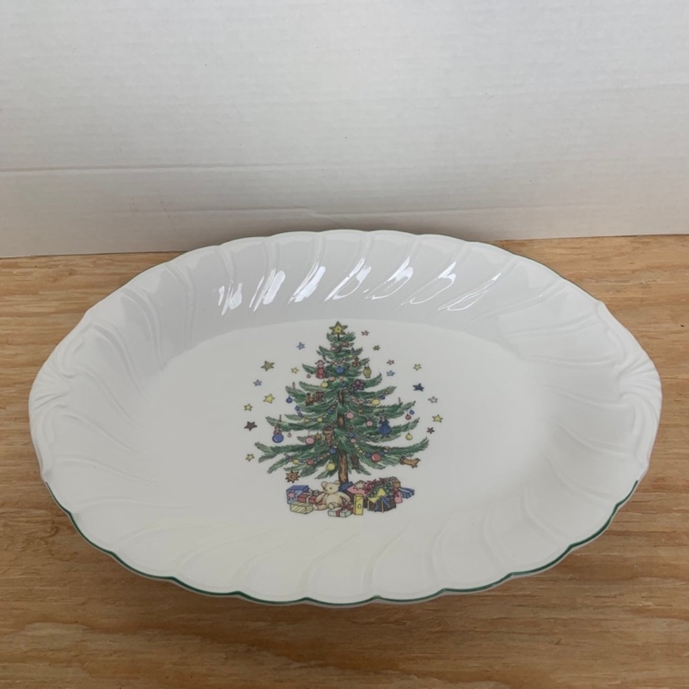 Beautiful Nikko Happy Holidays Christmas platter